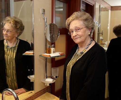 _DSC0059 Mum, in the bathroom at Four Seasons Hotel.