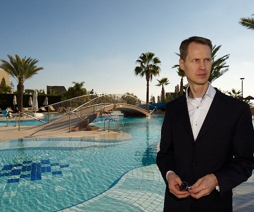 _DSC0092 Arto by the pool at Four Seasons Hotel.