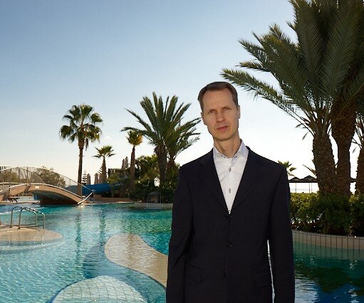 _DSC0095 Arto by the pool at Four Seasons Hotel.