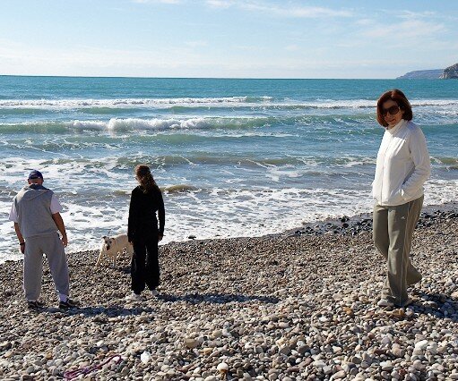 _DSC0130 Nicos, Ingrid, Mina and their dog Zera at Kourion beach.