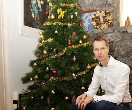 _DSC0012 Arto by the Christmas tree.