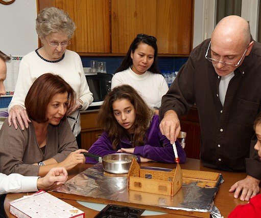 _DSC0017 Building the pepparkakshus.