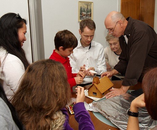 _DSC0042 Decorating the pepparkakshus.