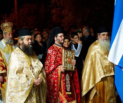 _DSC0038 Priests in the procession of epitaphios, in Pallouriotissa.