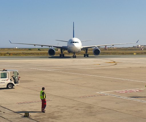 _DSC0006 A Cyprus Airways Airbus arrives.
