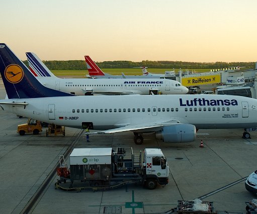 _DSC0026 Aircrafts at Vienna airport.