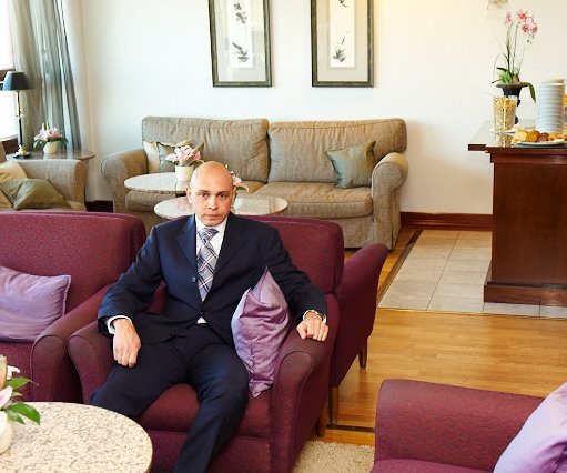 _DSC0200 Markos in the lounge at Scandic Intercontinental.