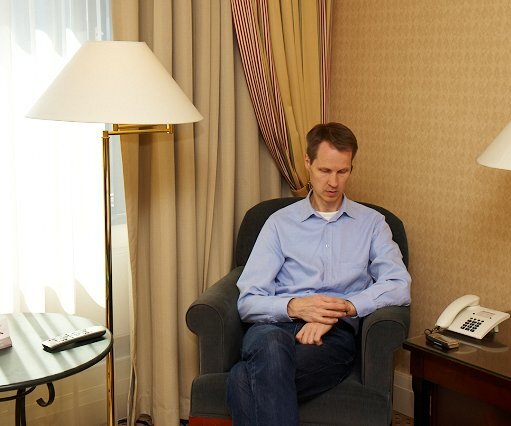 _DSC0208 Arto in the hotel room.