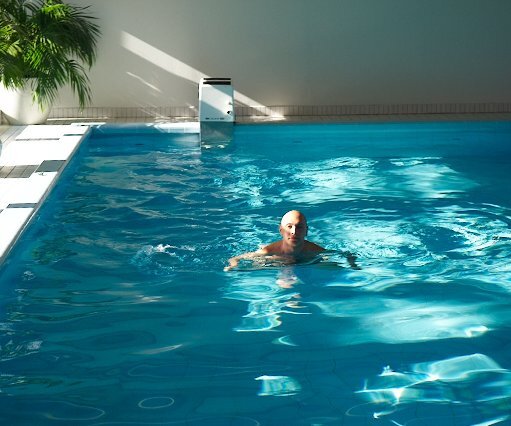 _DSC0219 Markos swimming in the indoor pool at the top floor at Scandic Intercontinental.