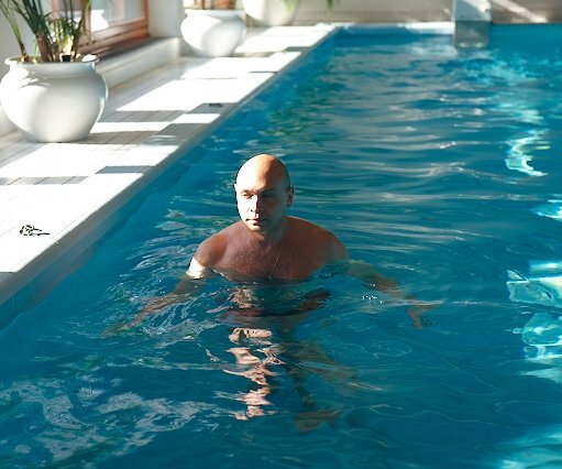 _DSC0221 Markos swimming in the indoor pool at the top floor at Scandic Intercontinental.