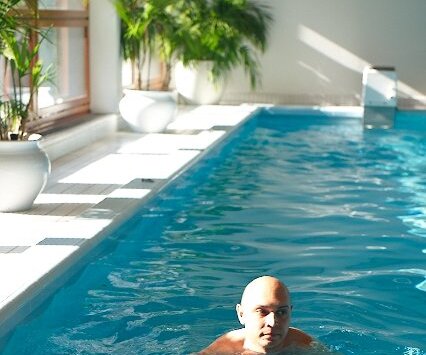 _DSC0222 Markos swimming in the indoor pool at the top floor at Scandic Intercontinental.