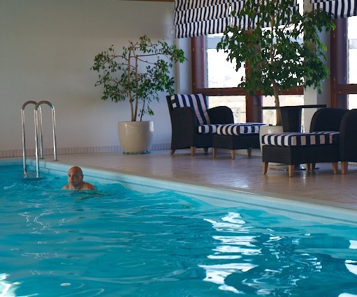 _DSC0225 Markos swimming in the indoor pool at the top floor at Scandic Intercontinental.