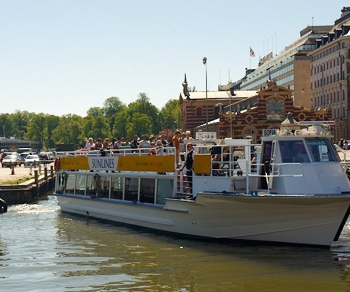 _DSC0226 The Sunlines sightseeing boat arrives at the harbour in Helsinki.