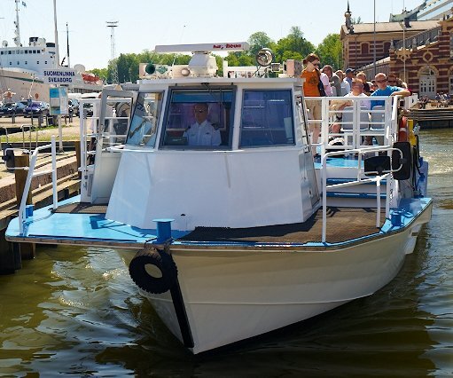 _DSC0229 The Sunlines sightseeing boat arrives at the harbour in Helsinki.