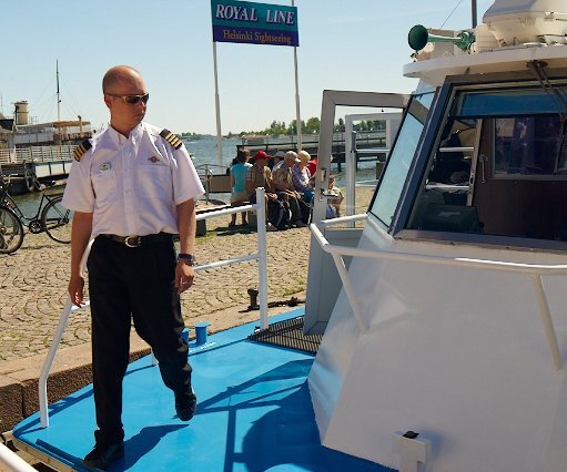 _DSC0230 The captain of the sightseeing boat.