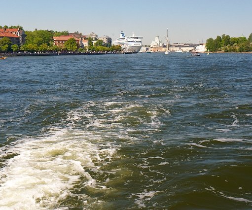 _DSC0241 Leaving Helsinki harbour for a sightseeing trip.
