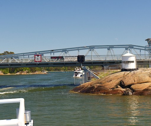_DSC0244 Approaching a bridge.