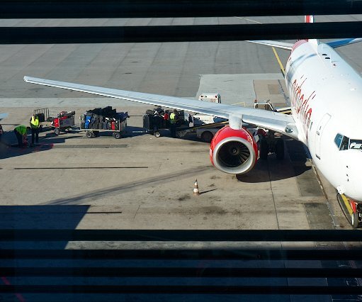 _DSC0001 View of an aircraft from the lounge at Arlanda Terminal 2.