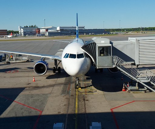 _DSC0002 View of the Finnair Airbus at the gate.