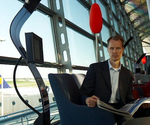 _DSC0285 Arto at the lounge at Vantaa airport.