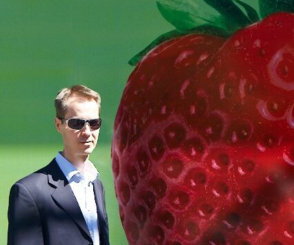 _DSC0158 Arto next to a strawberry.