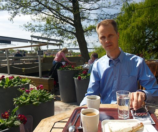 _DSC0009 Arto having coffee at Mälarpaviljongen.