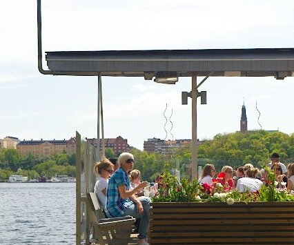 _DSC0032 People enjoying the weather and the view at Mälarpaviljongen.