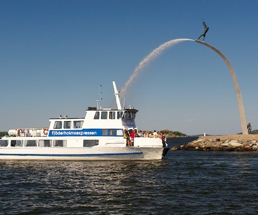 _DSC0006 A ferry boat approaching the harbour, passing by the sculpture of Carl Milles.