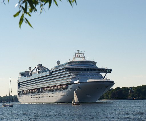 _DSC0063 A cruise ship passing by Nacka Strand.