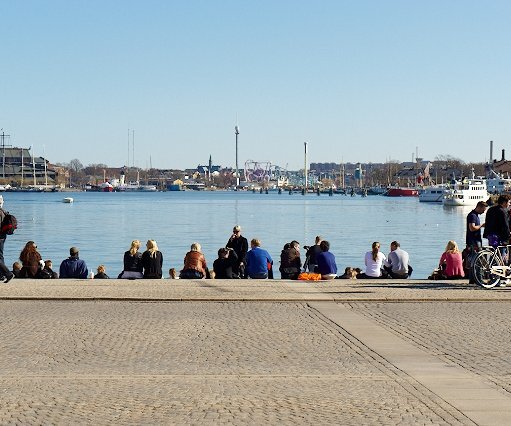 _DSC0013 People sitting by Nybrokajen, enjoying the first spring sun.