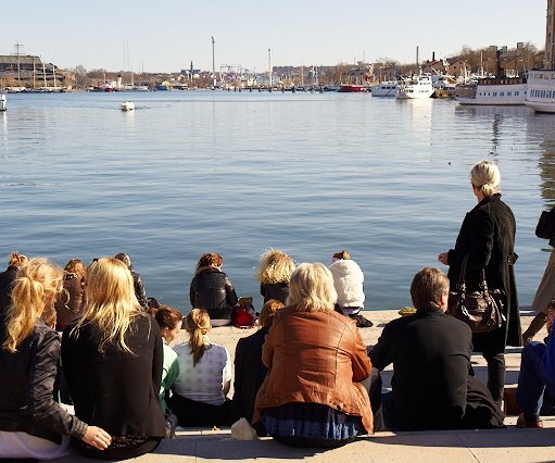 _DSC0014 People at Nybrokajen, enjoying the beautiful weather.