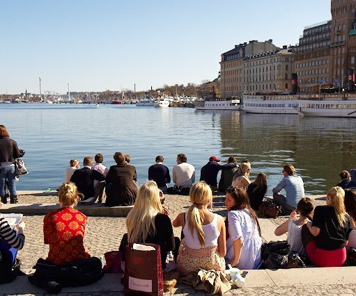 _DSC0017 People at Nybrokajen, enjoying the first sun of spring.