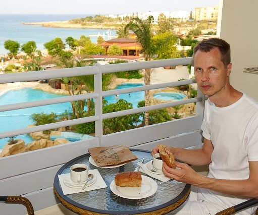 _DSC0037 Arto having afternoon coffee at the balcony of the room at Capo Bay.