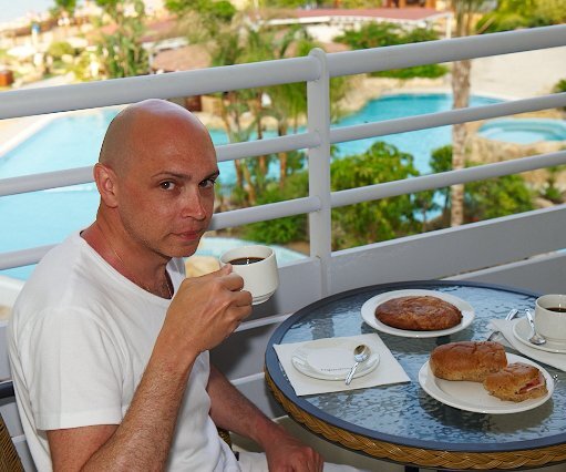 _DSC0040 Markos having afternoon coffee at the balcony of the room at Capo Bay.