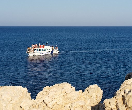 _DSC0071 Boat passing by Cavo Greco.