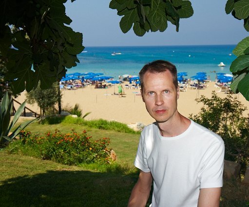 _DSC0080 Arto under a fig tree at fig tree bay.