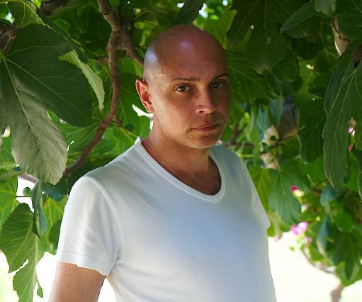 _DSC0086 MArkos under a fig tree at fig tree bay.