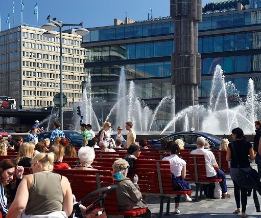 _DSC0007 People at Sergels torg enjoying the beautiful weather.