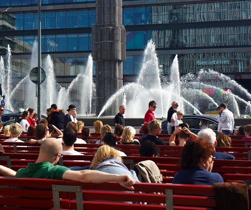 _DSC0010 People at Sergels torg enjoying the beautiful weather.