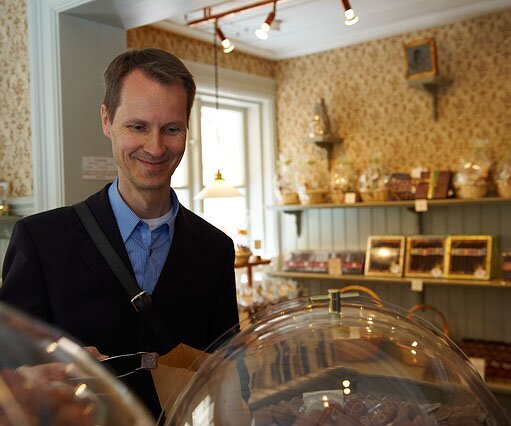 _DSC0012 Arto selecting sweets at Kutter konfekt.