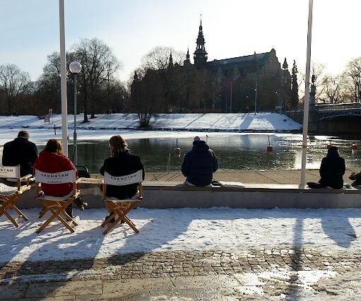 _DSC0010 People enjoying the rare winter sun.
