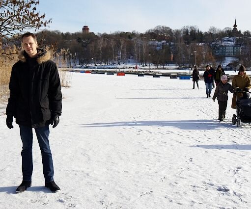 _DSC0022 Arto going for a walk on the lake.