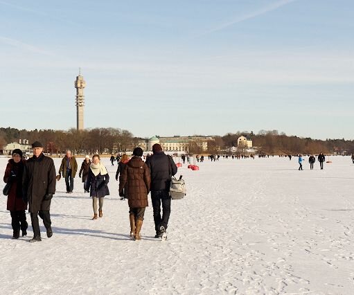 _DSC0044 Walking on the lake, the Kaknäs tower in the background.