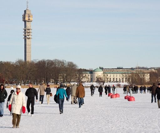 _DSC0049 People enjoying a sunny winter afternoon on the frozen lake. The Kaknäs tower in the background.