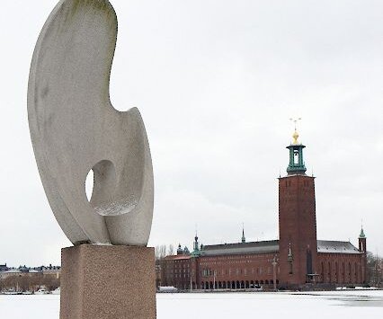 _DSC0025 A sculpture at Riddarholmen and the town hall in the background.