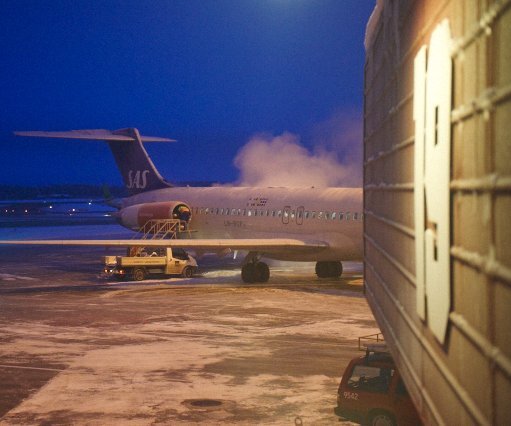 _DSC0004 At gate 19, waiting for push back. Looking at deicing of aircrafts.