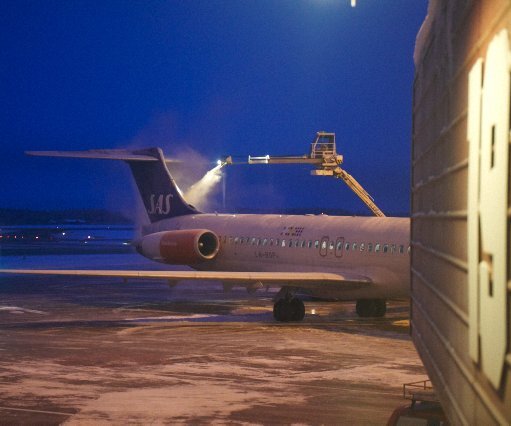 _DSC0005 Deicing of aircraft at Arlanda airport.