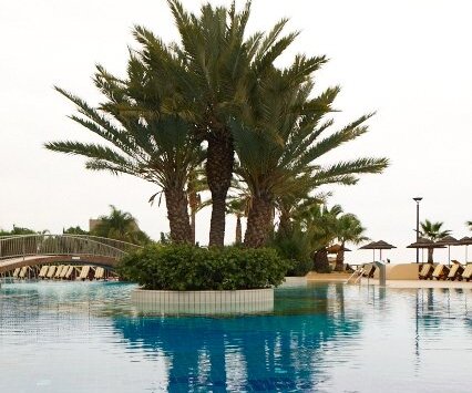 _DSC0011 At the pool at Four Seasons Hotel.