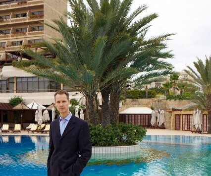 _DSC0026 Arto by the pool at Four Seasons Hotel.