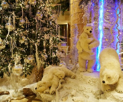 _DSC0056 Polar bears in the lobby of Four Seasons Hotel.